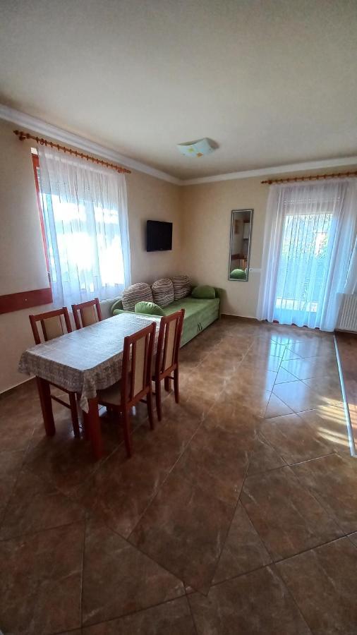 Nefelejcs Fagyizo Es Apartmanhaz Kistolmacs 외부 사진