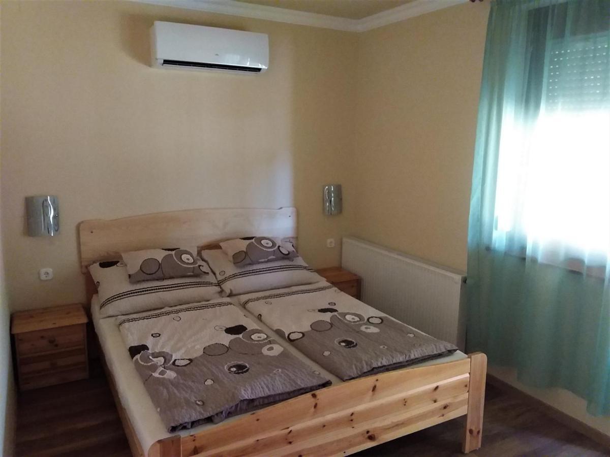 Nefelejcs Fagyizo Es Apartmanhaz Kistolmacs 외부 사진
