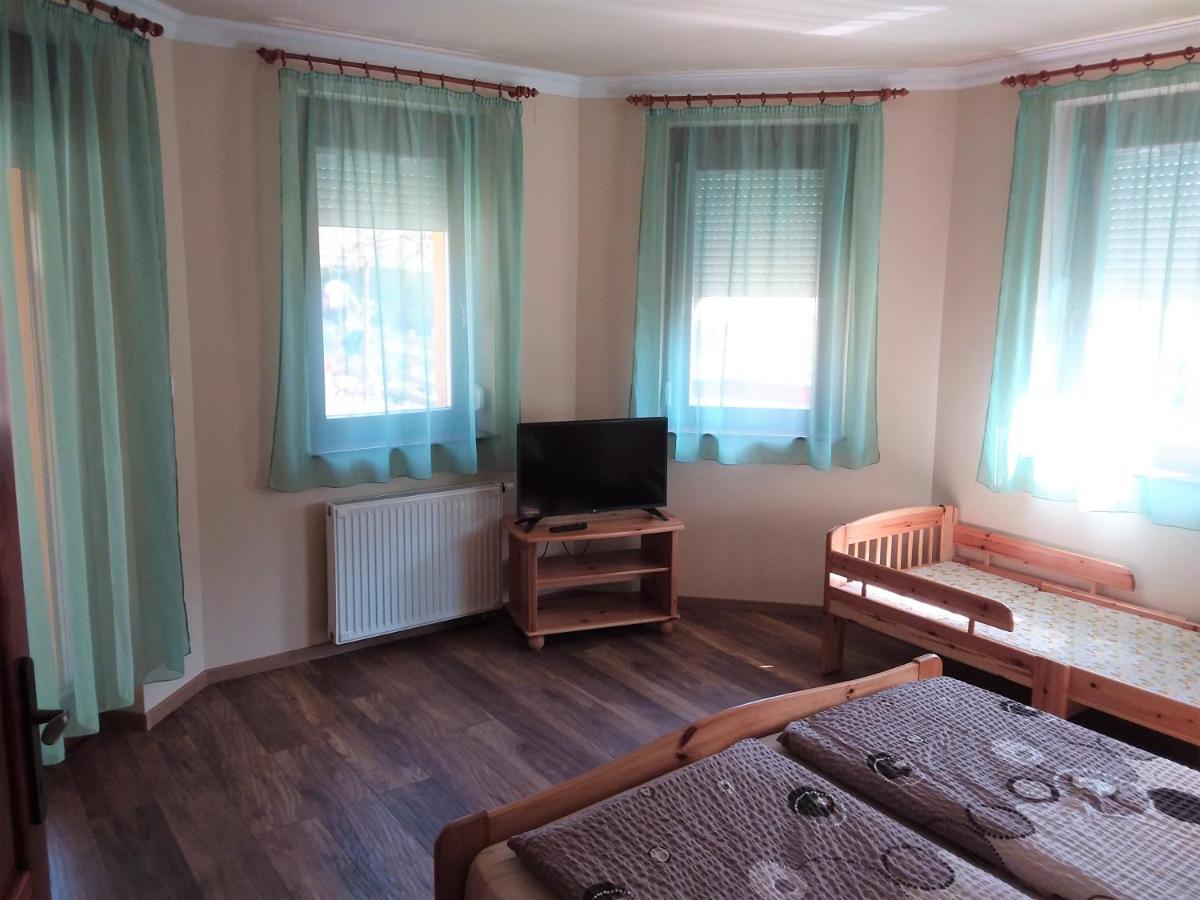 Nefelejcs Fagyizo Es Apartmanhaz Kistolmacs 외부 사진